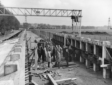 843787 Afbeelding van deelnemers aan de excursie van hoofden van de droge diensten van Provinciale Waterstaat Utrecht, ...